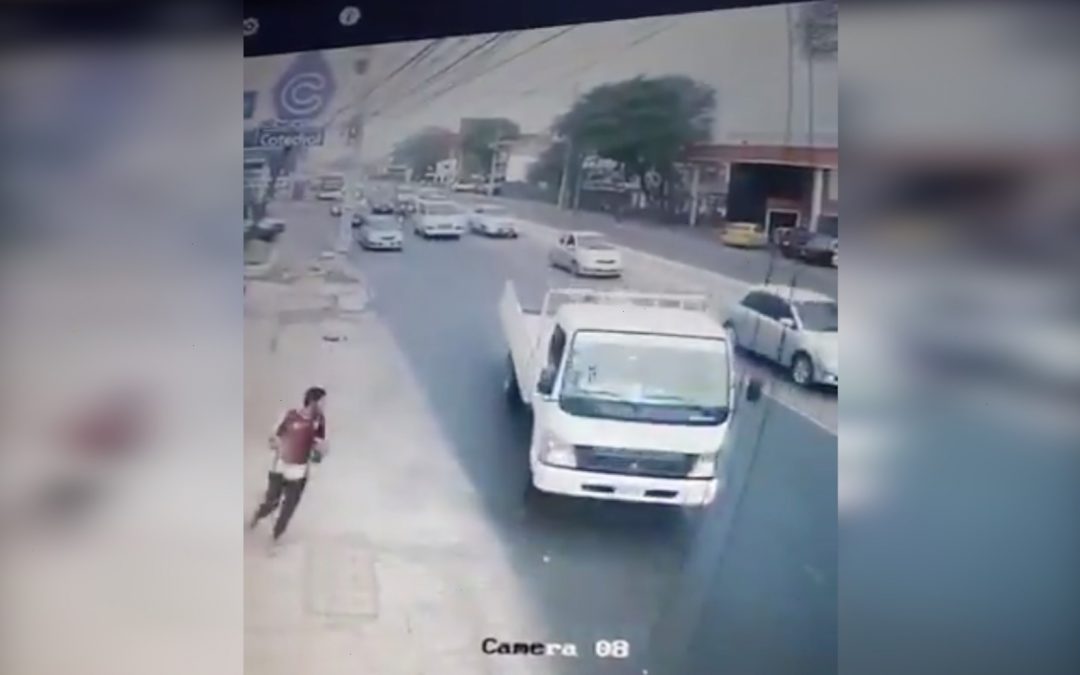 Conductor detiene y reduce a delincuente que asaltó a una mujer embarazada