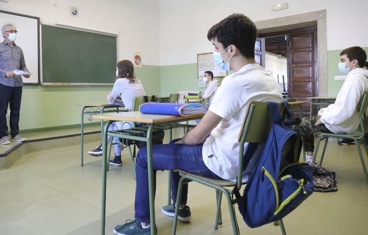 Retorno a clases para alumnos del último año es opcional, reitera ministro de Salud