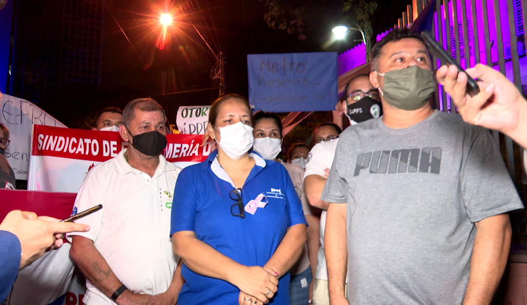 Vigilia de funcionarios de IPS para exigir la gratificación por exposición al Covid-19