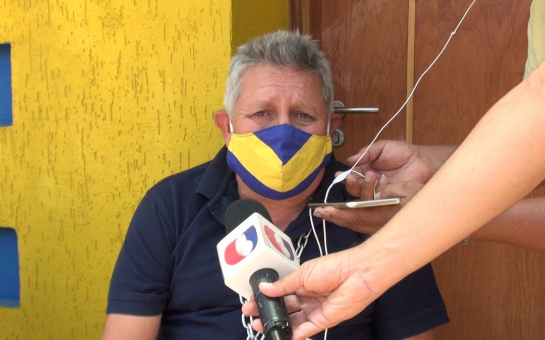 Miembros de la oposición se encadenan frente al Sportivo Luqueño
