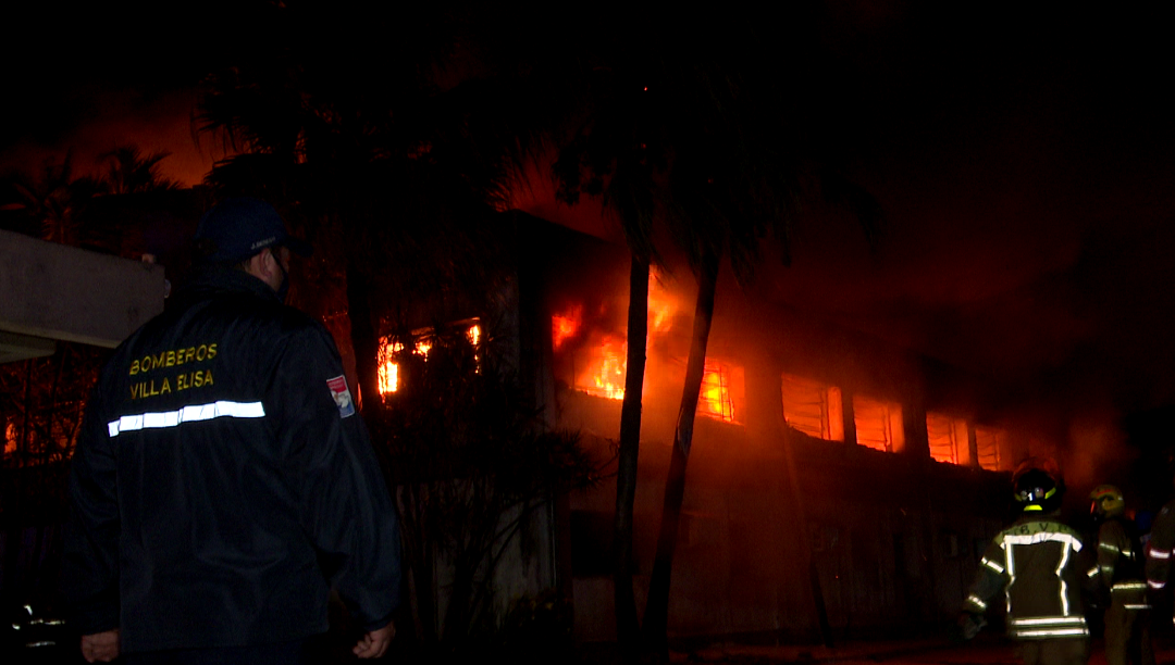 Incendio de gran magnitud consumió fábrica de colchones