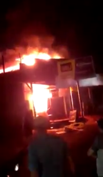 Incendio de gran magnitud consume por completo comercio de Edelira