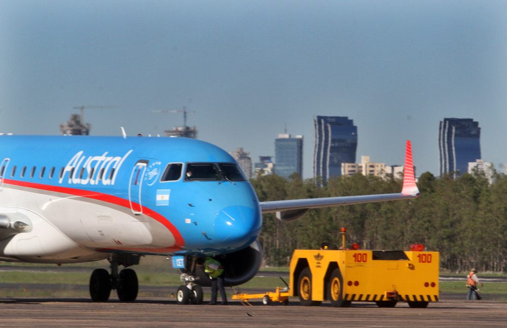 Iniciaron vuelos comerciales con Argentina y demanda de pasajes aumenta