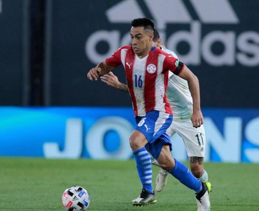 Tras satisfactorio empate en Buenos Aires, jugadores albirrojos festejan
