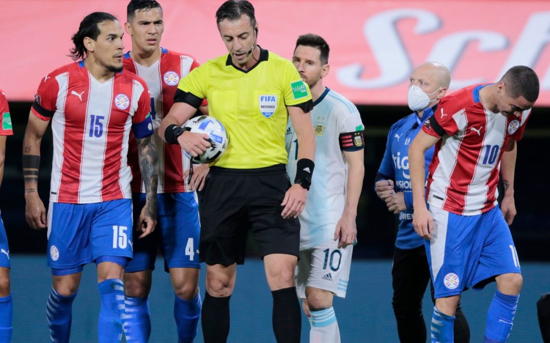 Análisis VAR en la falta a Romero y el gol anulado a Messi