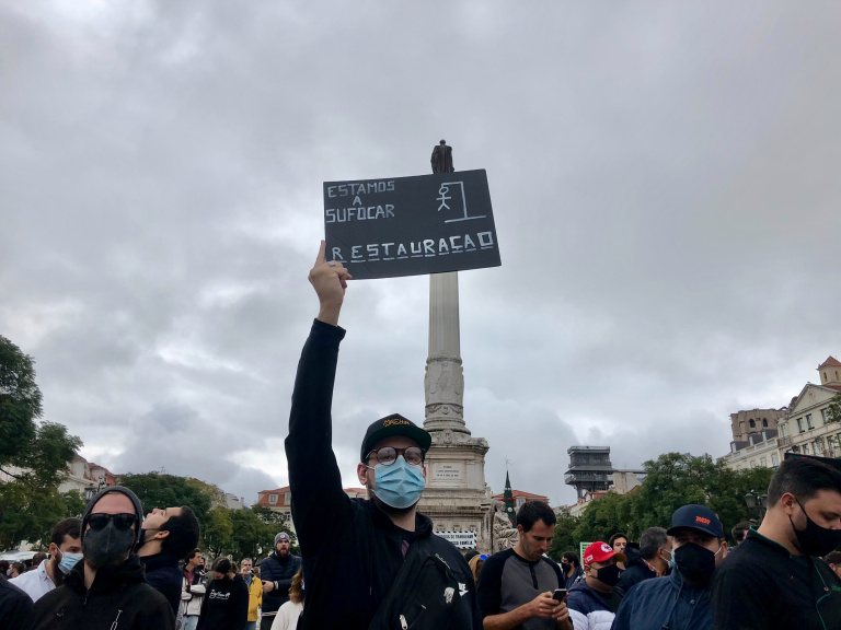 Inicia toque de queda en Portugal, en medio de protestas