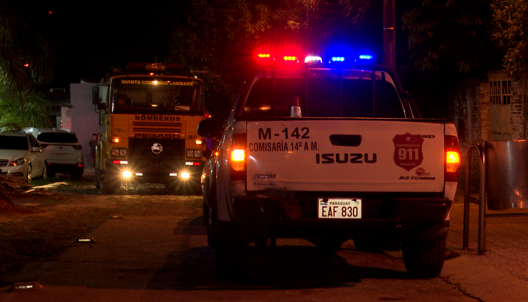 Hospitalizan a anciana por inhalación de humo tras incendio de casa