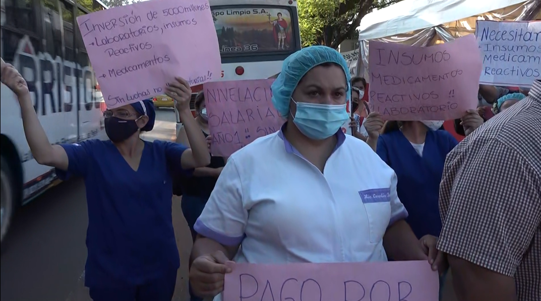 En su sexto día de huelga, funcionarios de Clínicas marchan hasta el Congreso