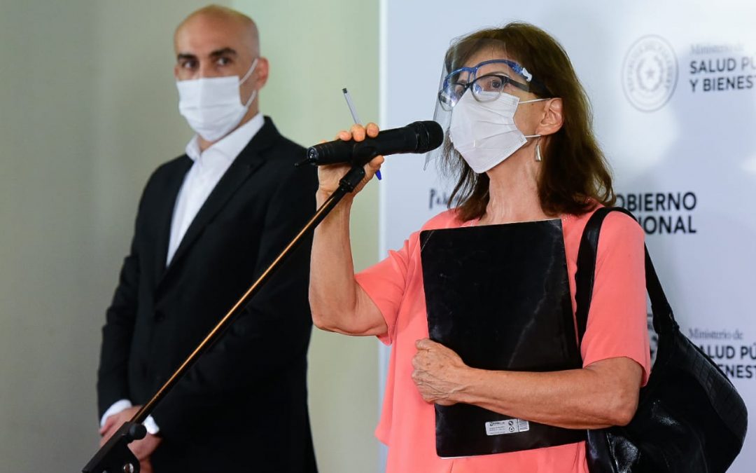 Padres de Bianca se encadenan frente al Ministerio de Salud, tras informe sobre el caso