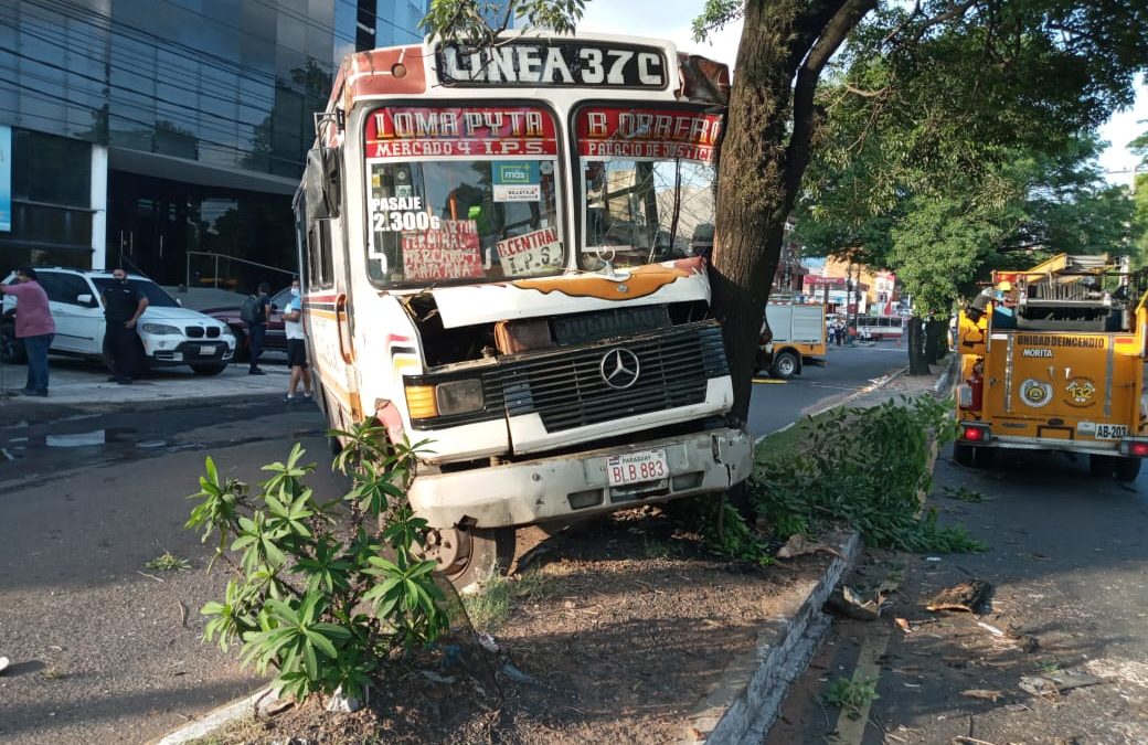 Accidente deja varios heridos sobre la Avda. República Argentina