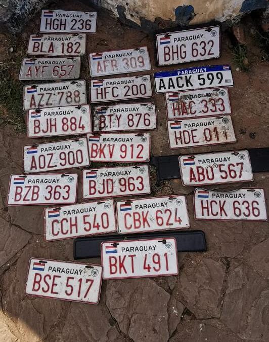Rescatan placas de vehículos durante la tormenta
