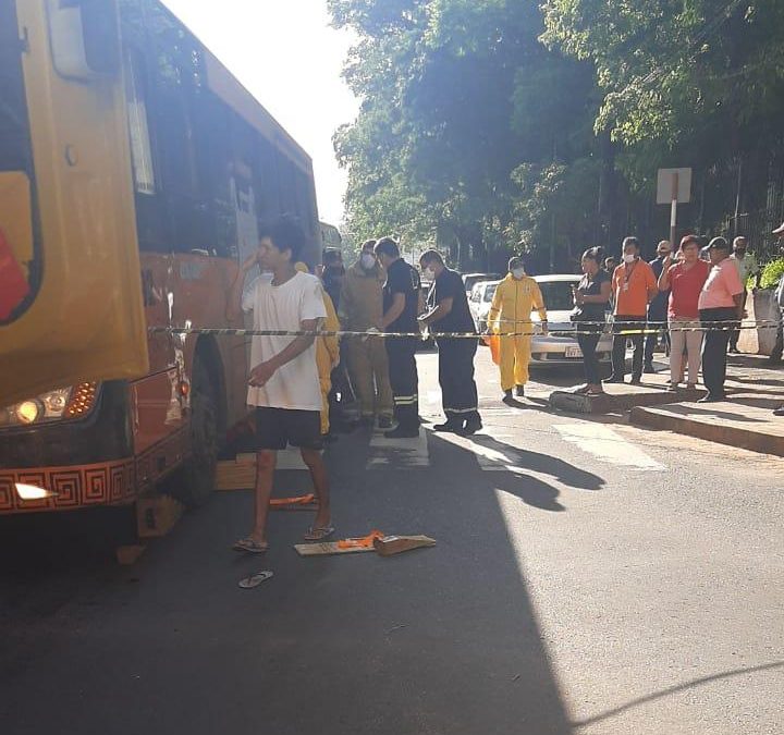 Embarazada fallece tras ser arrollada por bus