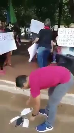 Diputado quema tapabocas en la calle