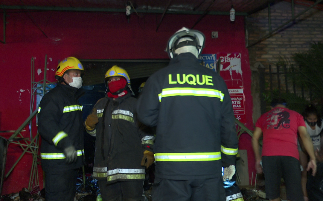 Acusan a adulto mayor de incendiar mercería en Luque