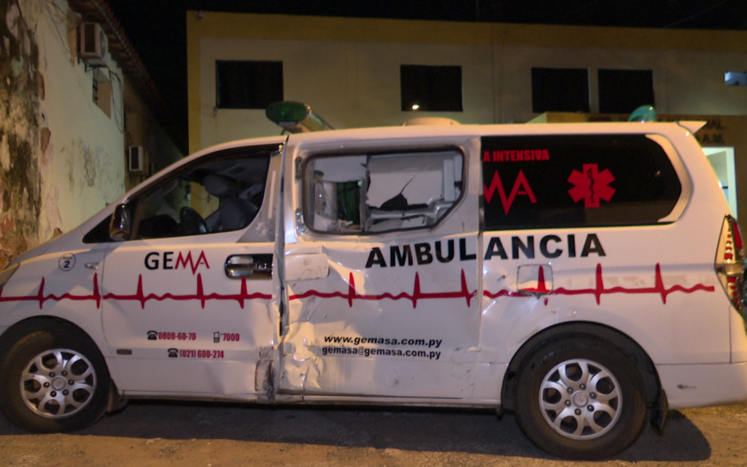 Ambulancia protagonizó accidente en Asunción