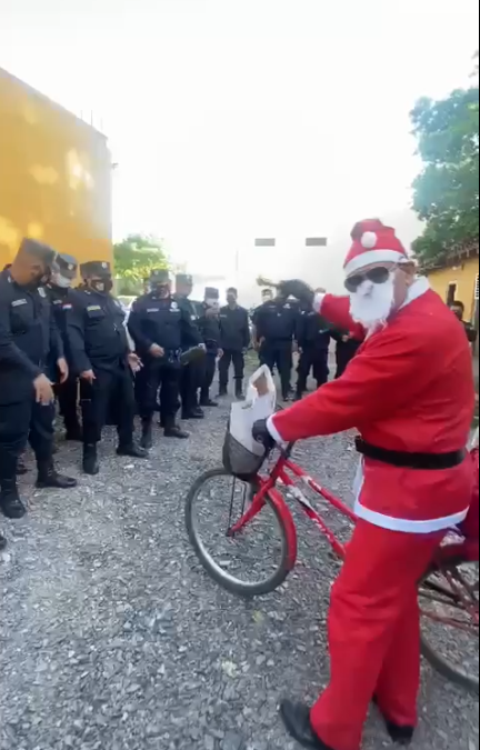 Vestido de “Papá Noel”, comisario entregó regalos a suboficiales