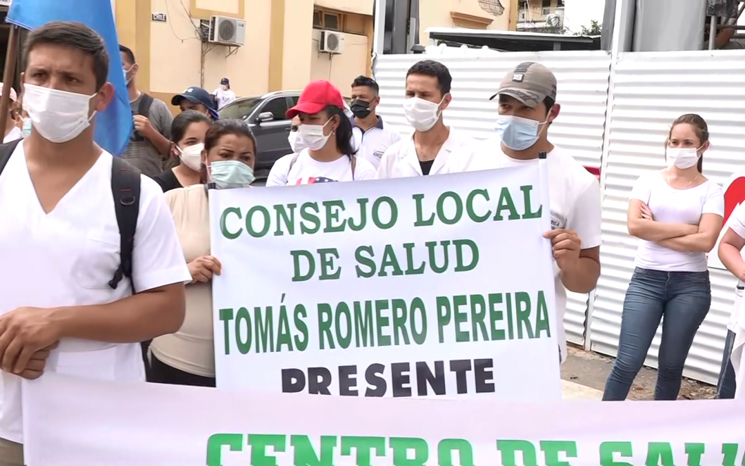 Personal de blanco se manifestó frente a Hacienda