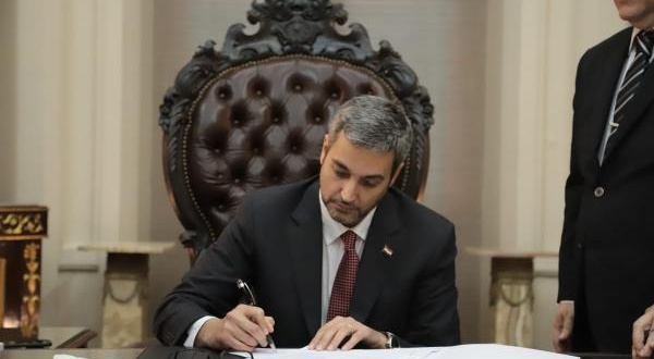 Mario Abdo Benítez vetó la ley de expropiación de Marina Cue