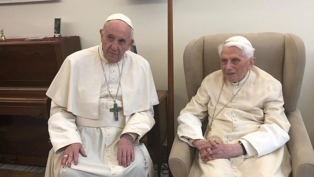 El Papa Francisco y Benedicto XVI fueron vacunados contra el Covid-19