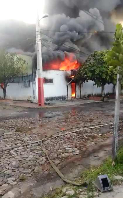 Itá Enramada: incontrolable incendio en fábrica de plástico