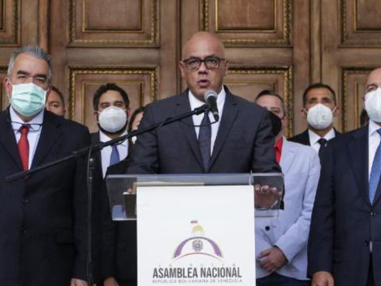 Presidente del parlamento venezolano expuso a funcionarios locales y los trató de ladrones