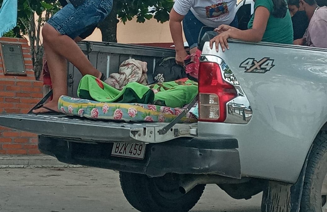 Mujer dio a luz en su casa y fue trasladada en una carrocería al hospital