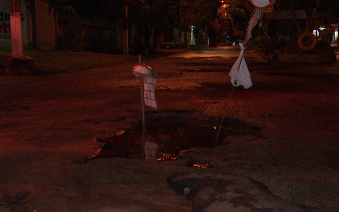 Aumentan los baches y dificultan cada vez más el flujo de vehículos