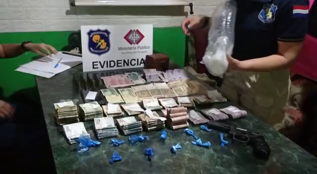 Jóvenes que contaban con drogas y armas en su poder, fueron detenidos