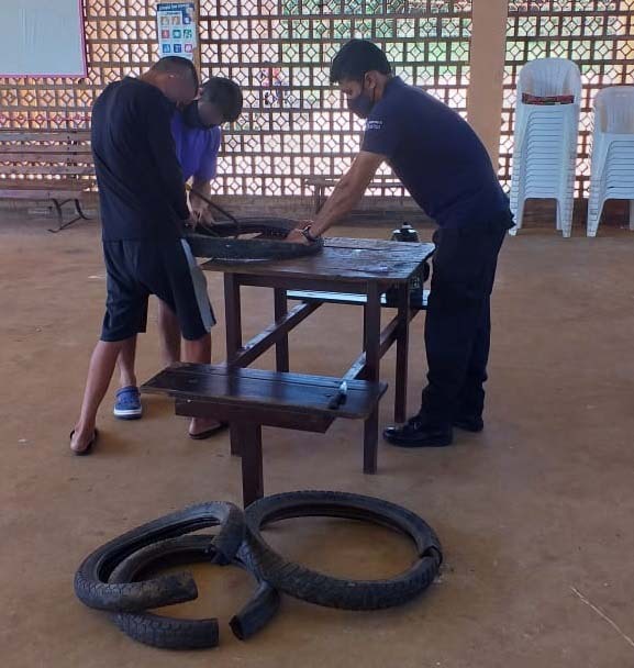 Cubiertas son recicladas y usadas como planteras, por adolescentes en conflicto con la ley