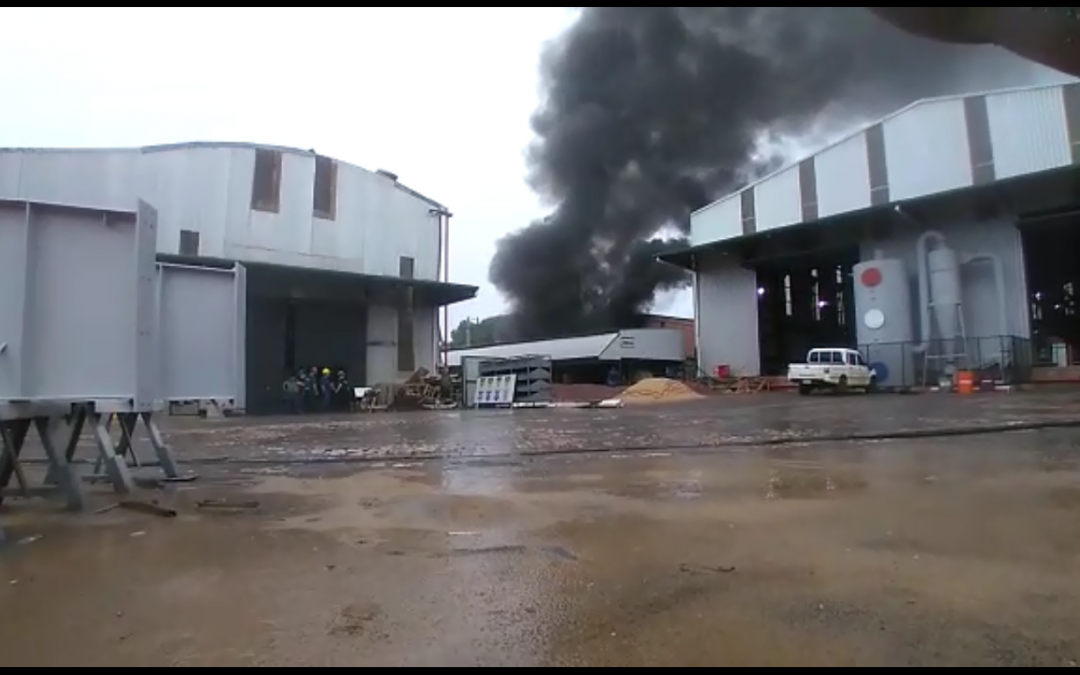 Controlan incendio en depósito de pinturas