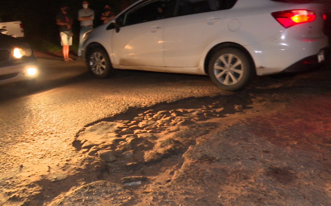 Tratando de evadir un bache, una mujer terminó arrollando a un peatón