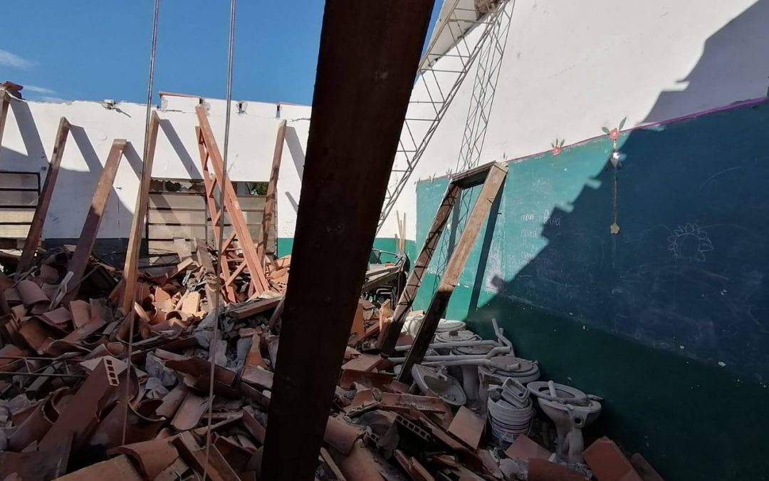 A días del retorno a clases, techo de escuela se derrumba