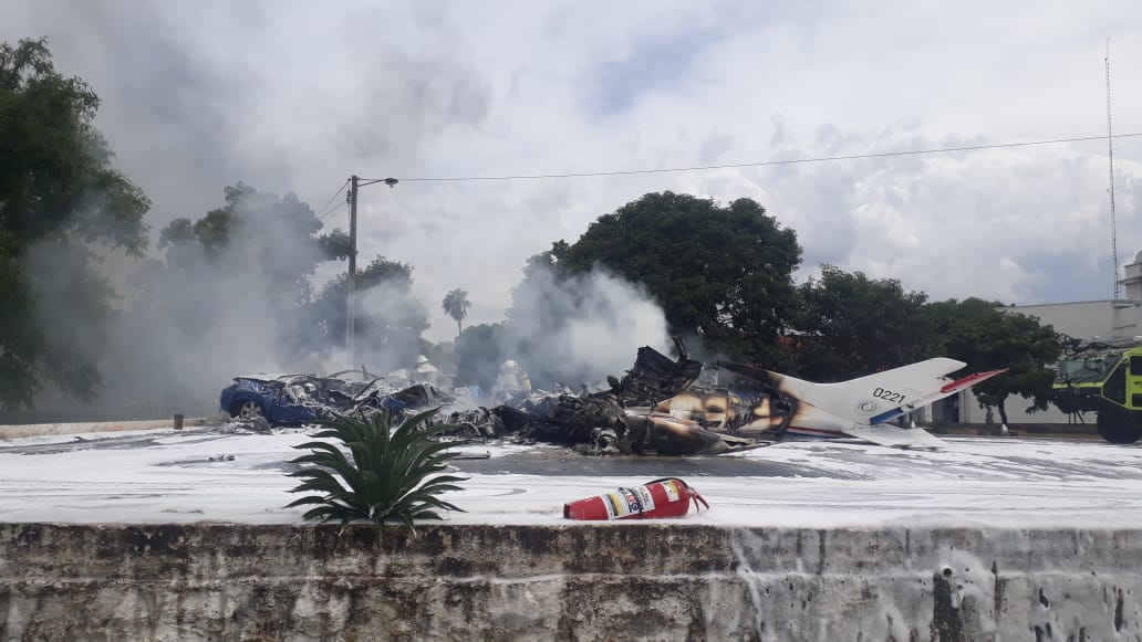 Cayó una avioneta dentro del predio de la Fuerza Aérea: Hay varios fallecidos