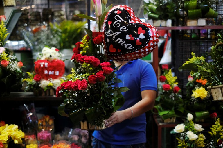 Día de los Enamorados: vendedores de flores esperan a los románticos