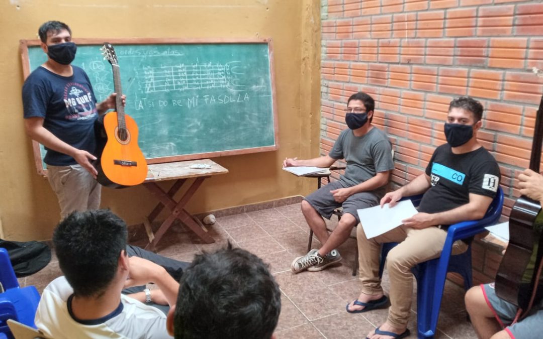 25 internos aprenden a tocar la guitarra intramuros