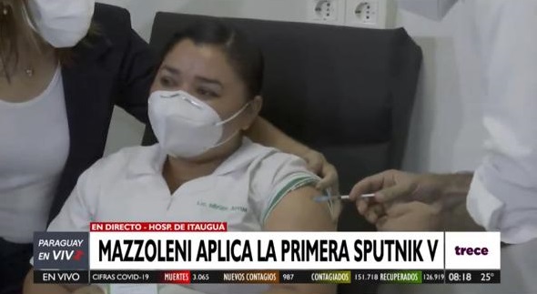 Plan de vacunación: enfermera recibe la primera dosis de la Sputnik V