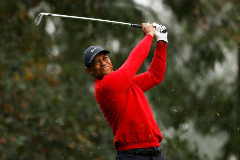 Golfista Tiger Woods sufrió grave accidente automovilístico
