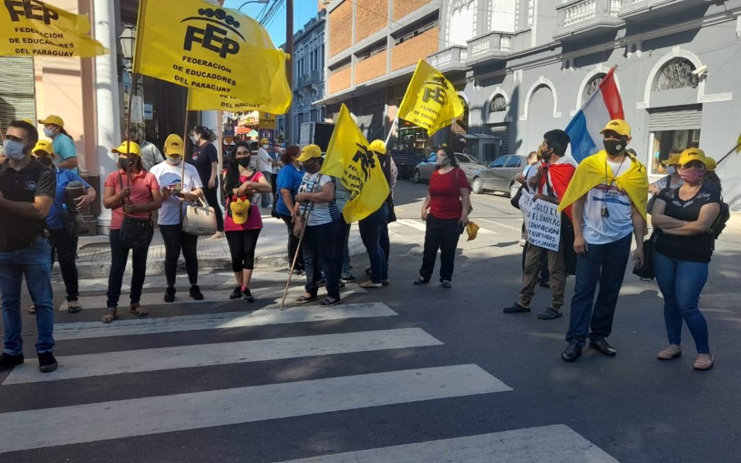 Inicio de clases: docentes se manifiestan en repudio al actuar del MEC