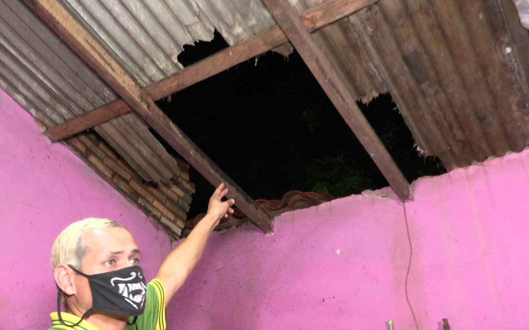 Expareja de Johny Walker atropella su vivienda provocando destrozos