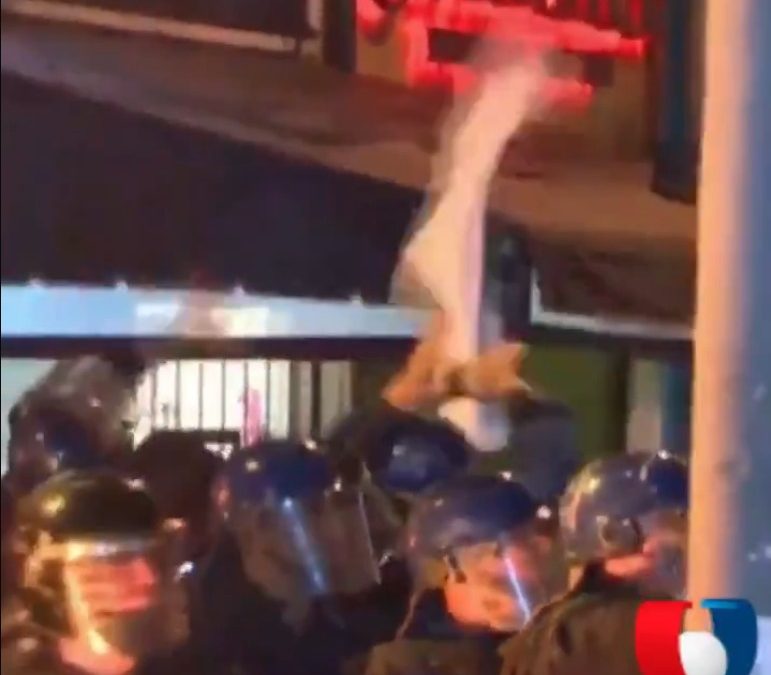 Policías levantan pañuelos blancos en son de paz