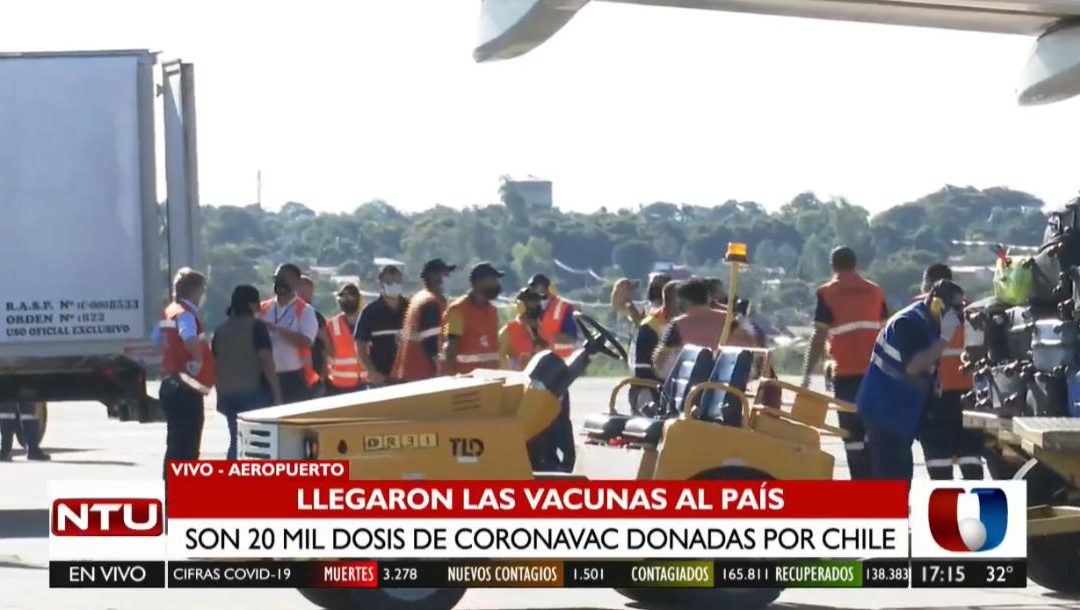 Arribó a suelo nacional el lote de 20 mil dosis de la Coronavac, gentileza de Chile
