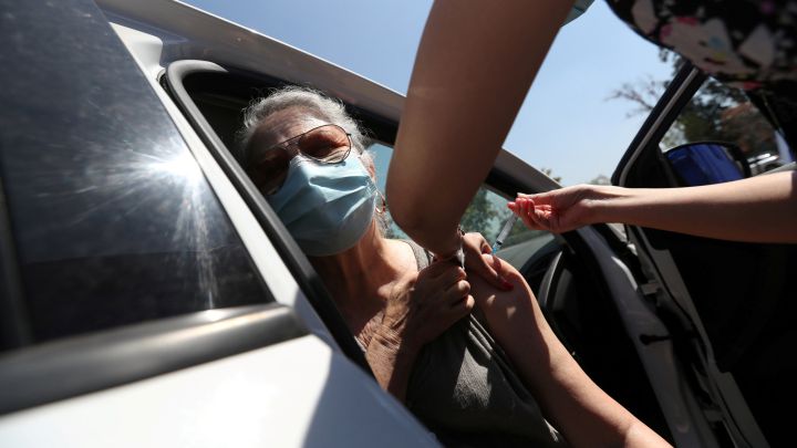 Covid-19: Chile supera récord en inmunización a nivel mundial