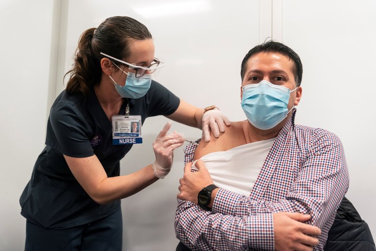 Estados Unidos ya inmunizó con más de 100 millones de dosis contra el Covid-19