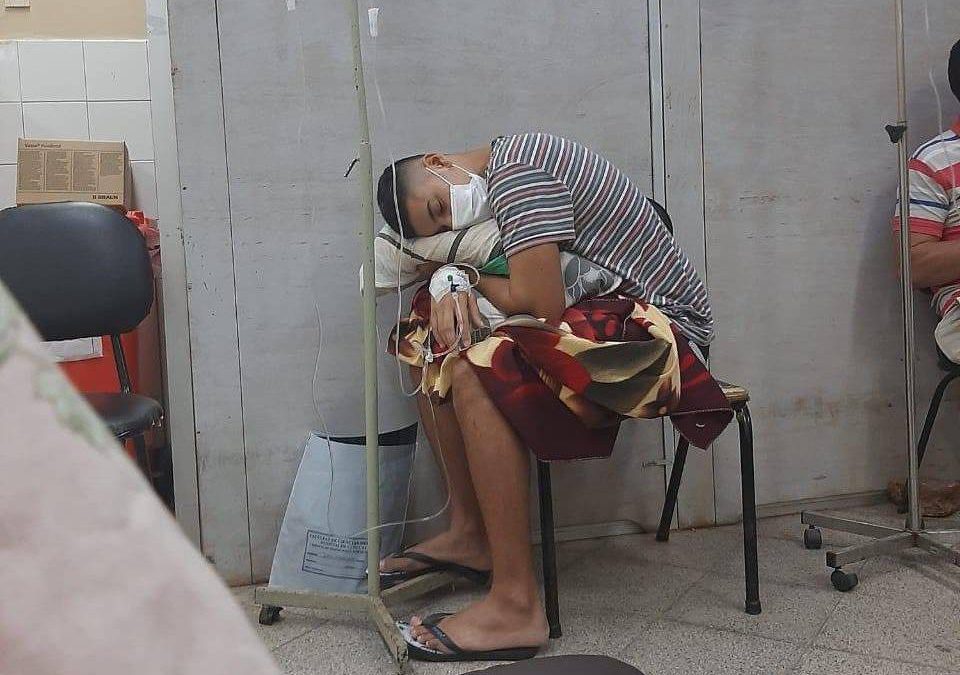 Pacientes son atendidos en los pasillos