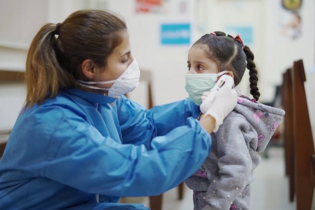 Médicos sugieren prestar atención ante cuadros febriles en niños
