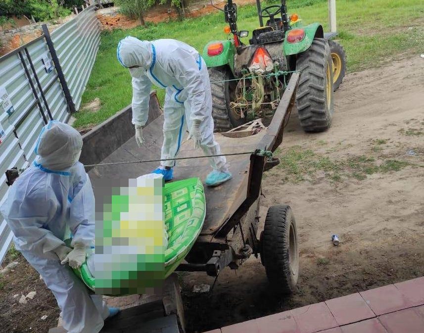 Triste escena: anciano muerto por covid fue arrojado en bolsa a una fosa común