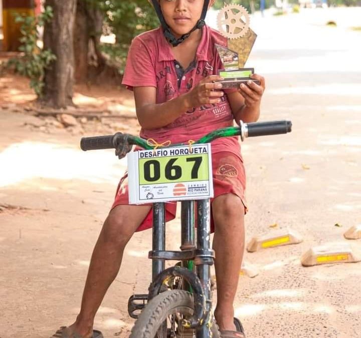Con una bicicleta vieja, zapatillas gastadas y sin frenos, les ganó
