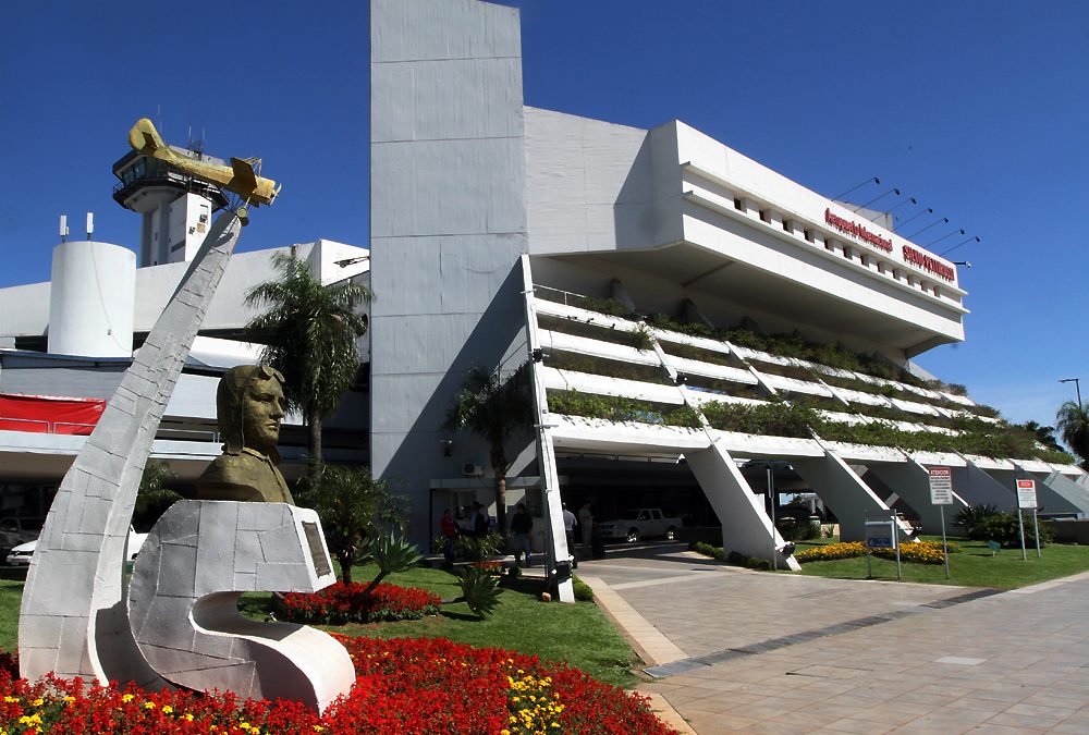 Presentaron prueba negativa falsa de covid para viajar y quedaron detenidos