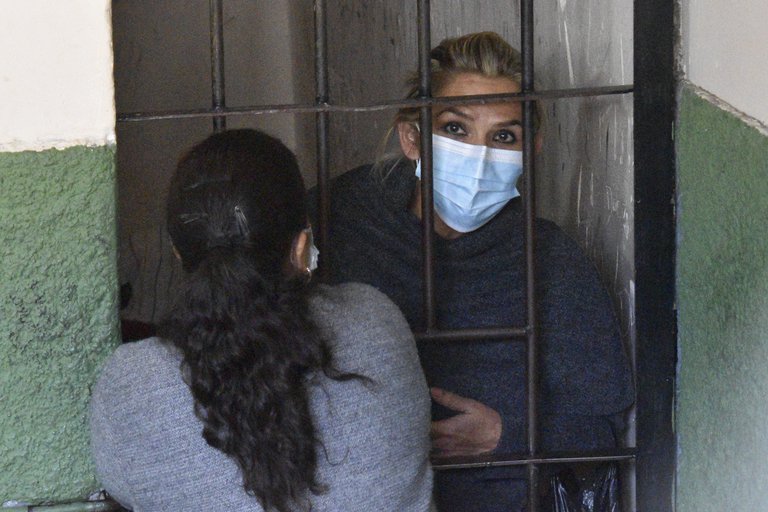 Bolivia: Áñez denuncia torturas y abusos en su encarcelamiento