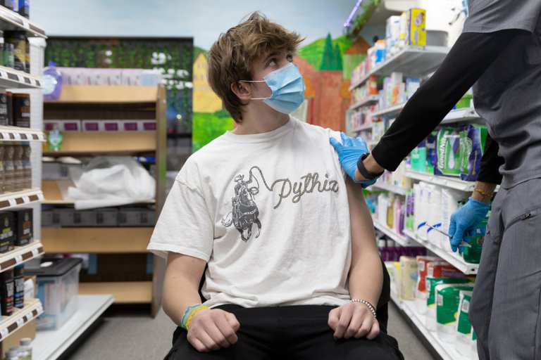 Pfizer y BioNTech: confirman eficacia de vacunas en adolescentes de 12 y 15 años